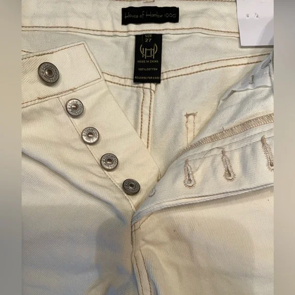 🔥NWT House of Harlow ivory distressed jean shorts. Size 27 - stylish shorts! - Picture 2 of 8